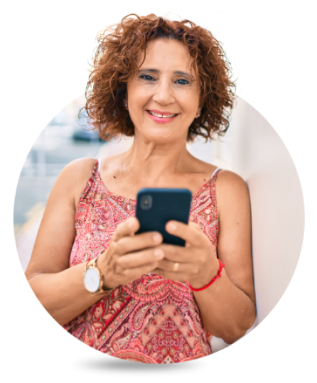 Mulher com celular acessando app banQi